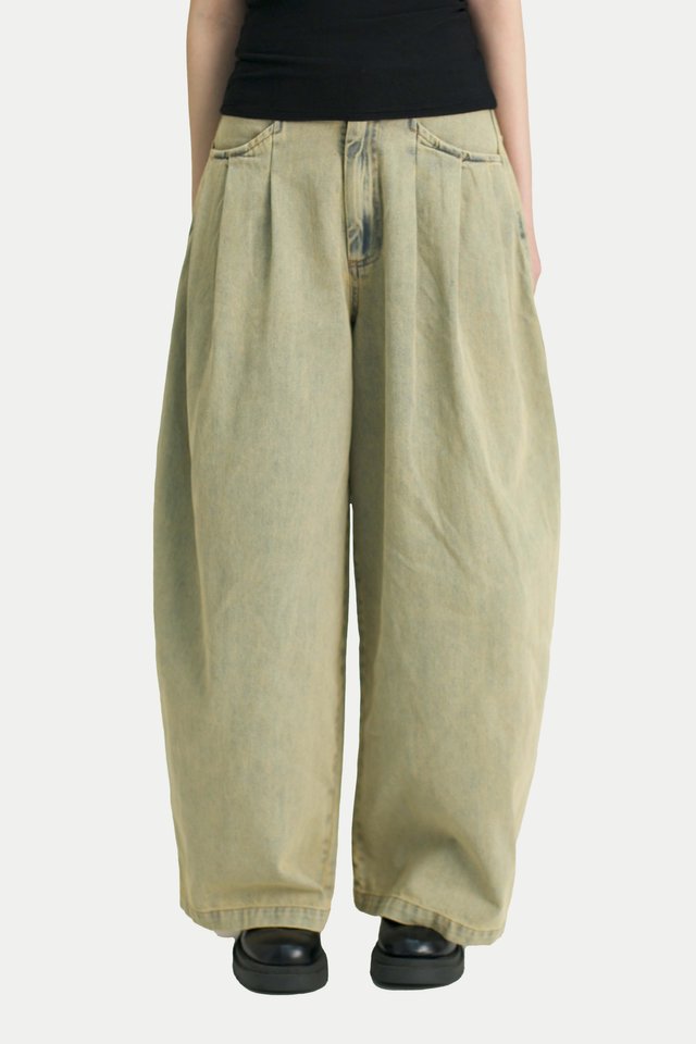 CAYSON PLEATED CURVED LEG JEANS IN STONE WASH