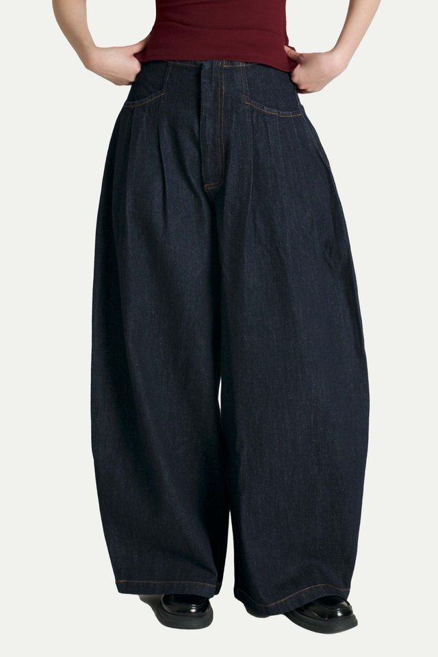 CAYSON PLEATED CURVED LEG JEANS IN DARK WASH