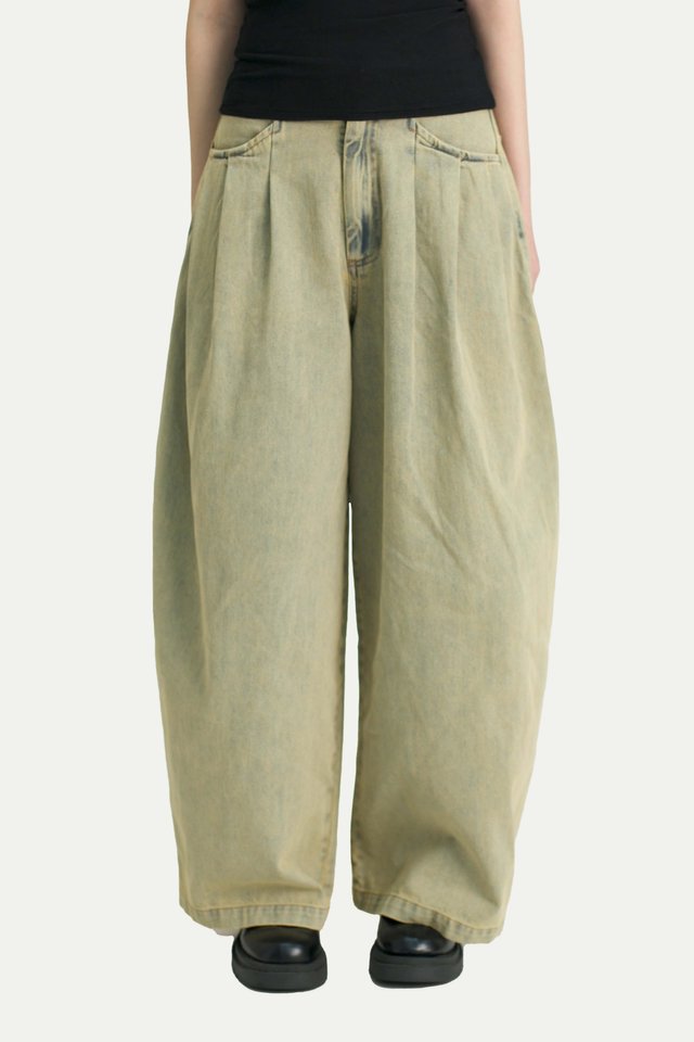 CAYSON PLEATED CURVED LEG JEANS IN STONE WASH