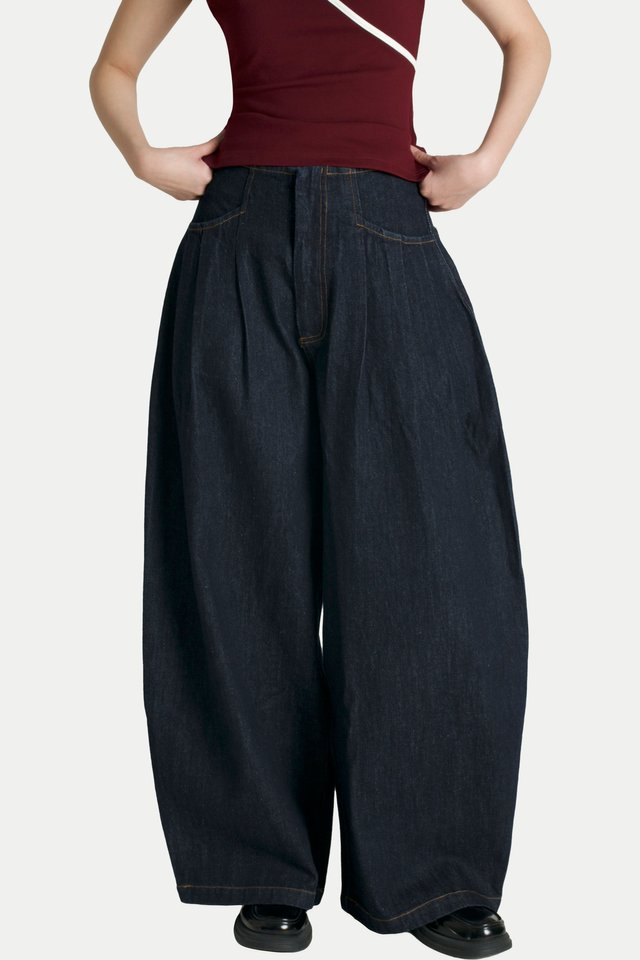 CAYSON PLEATED CURVED LEG JEANS IN DARK WASH