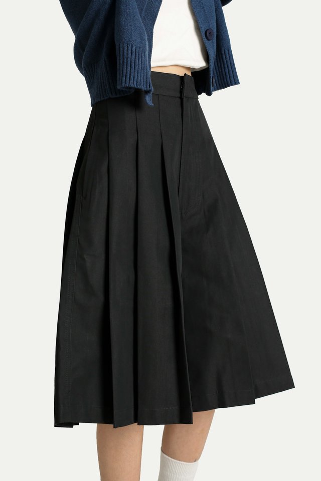 YUTO PLEATED HAKAMA BERMUDAS IN BLACK