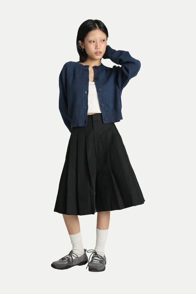 YUTO PLEATED HAKAMA BERMUDAS IN BLACK
