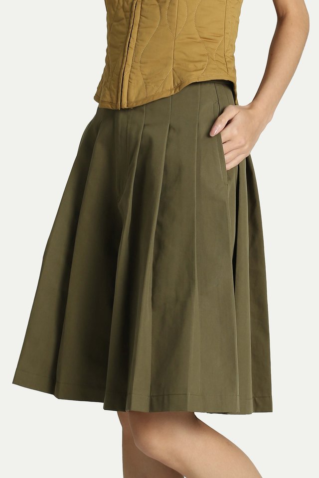 YUTO PLEATED HAKAMA BERMUDAS IN OLIVE