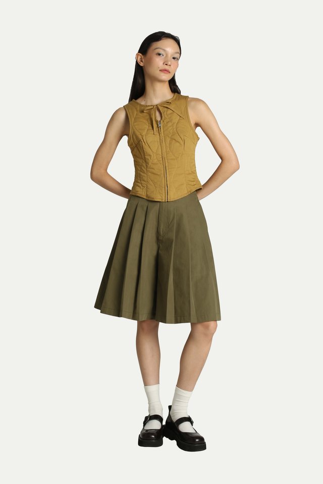 YUTO PLEATED HAKAMA BERMUDAS IN OLIVE