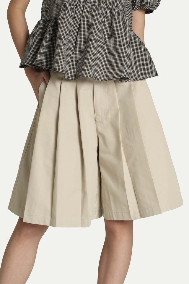YUTO PLEATED HAKAMA BERMUDAS IN BONE