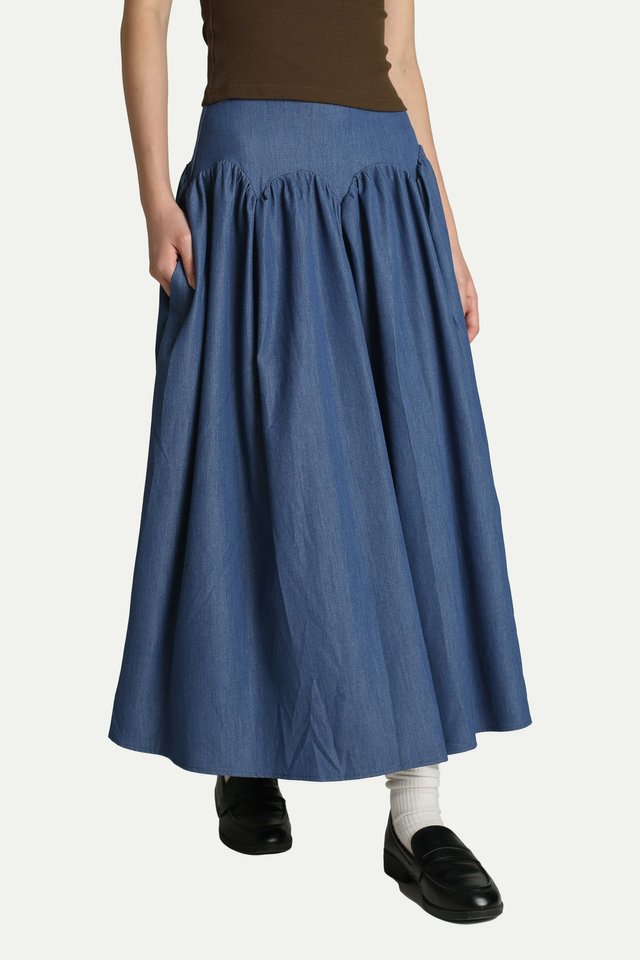 EMILIA SCALLOP YOKE SKIRT IN MID WASH