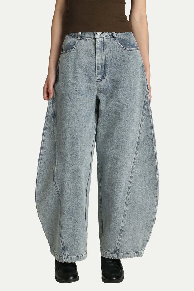 CLAIRO BARREL DENIM JEANS IN LIGHT WASH