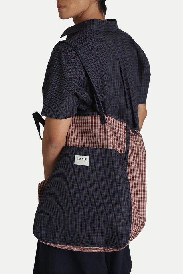 ARCADE TWO-WAY REVERSIBLE CARRYALL BAG IN NAVY/RED CHECKS