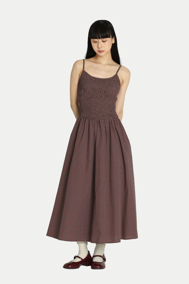 DAELYN CHECKERED SHIRRED MIDI DRESS IN MAROON