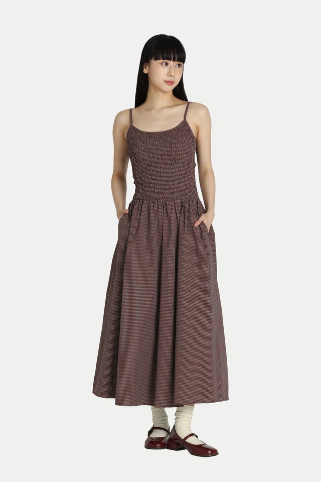 DAELYN CHECKERED SHIRRED MIDI DRESS IN MAROON