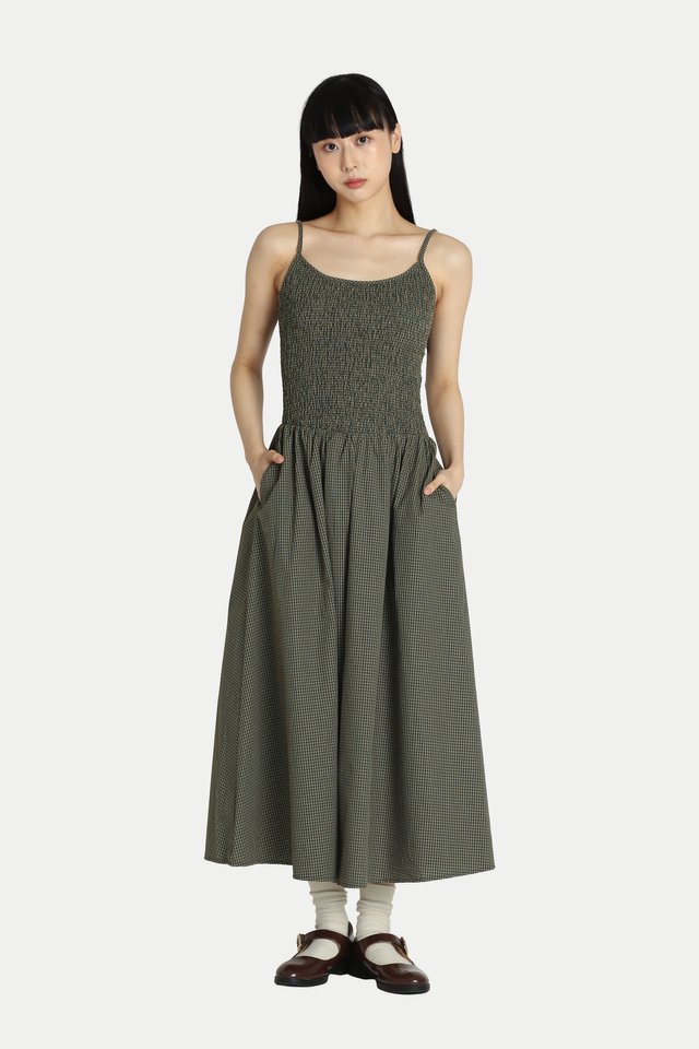 DAELYN CHECKERED SHIRRED MIDI DRESS IN MOSS