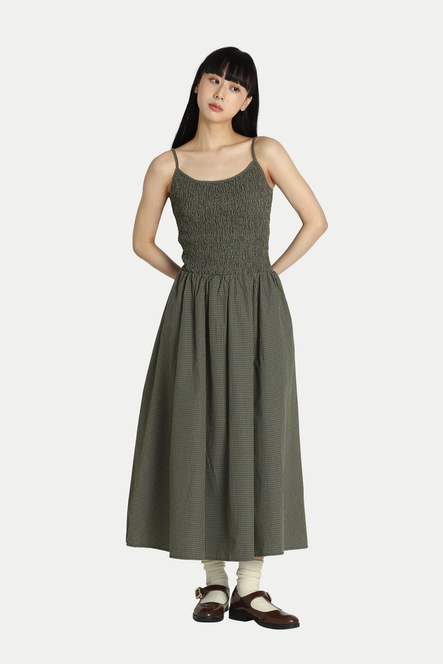 DAELYN CHECKERED SHIRRED MIDI DRESS IN MOSS