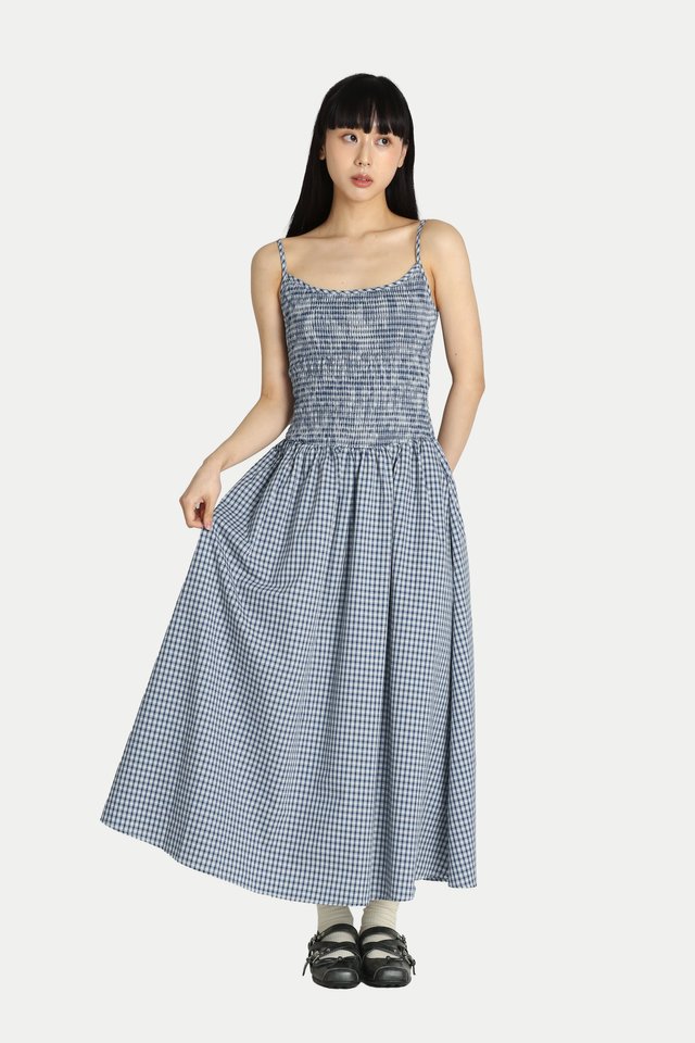 DAELYN CHECKERED SHIRRED MIDI DRESS IN BLUE