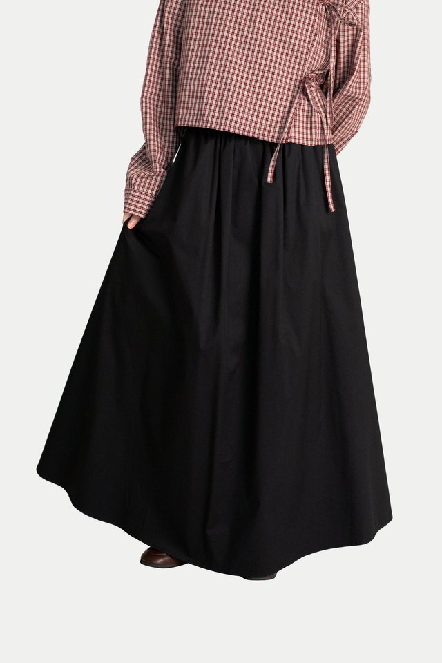 MADLYN MIDI GATHER SKIRT IN BLACK