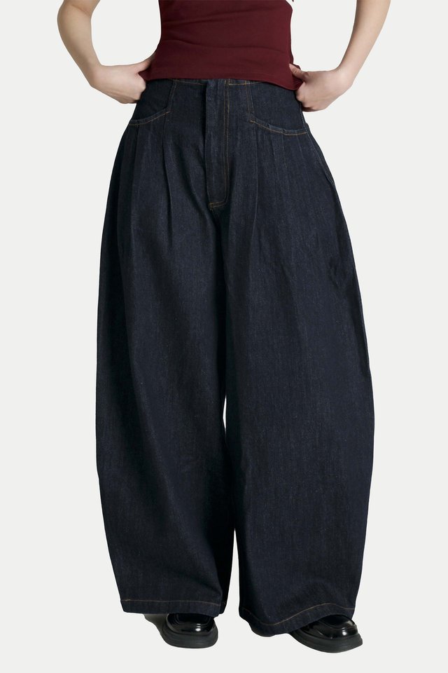 CAYSON PLEATED CURVED LEG JEANS IN DARK WASH