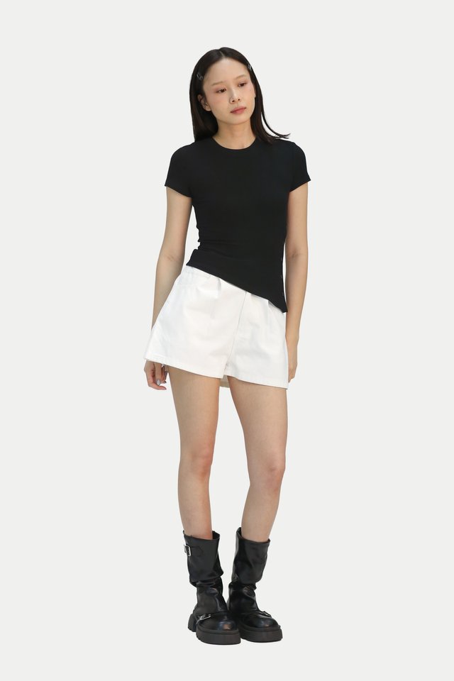 ZELINA RIBBED JERSEY SIDE BUTTON TOP IN BLACK