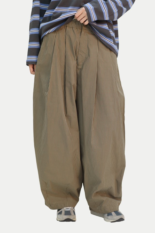 KOUTA PARACHUTE PANTS IN OLIVE CHECKS