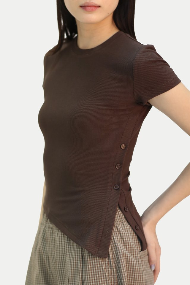 ZELINA RIBBED JERSEY SIDE BUTTON TOP IN CHOCOLATE