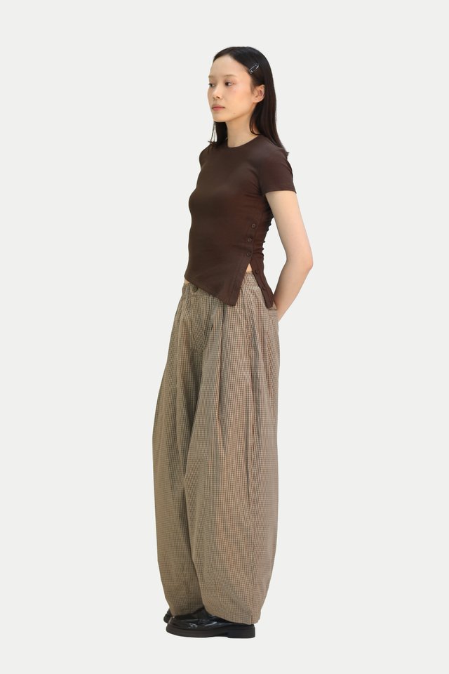 ZELINA RIBBED JERSEY SIDE BUTTON TOP IN CHOCOLATE