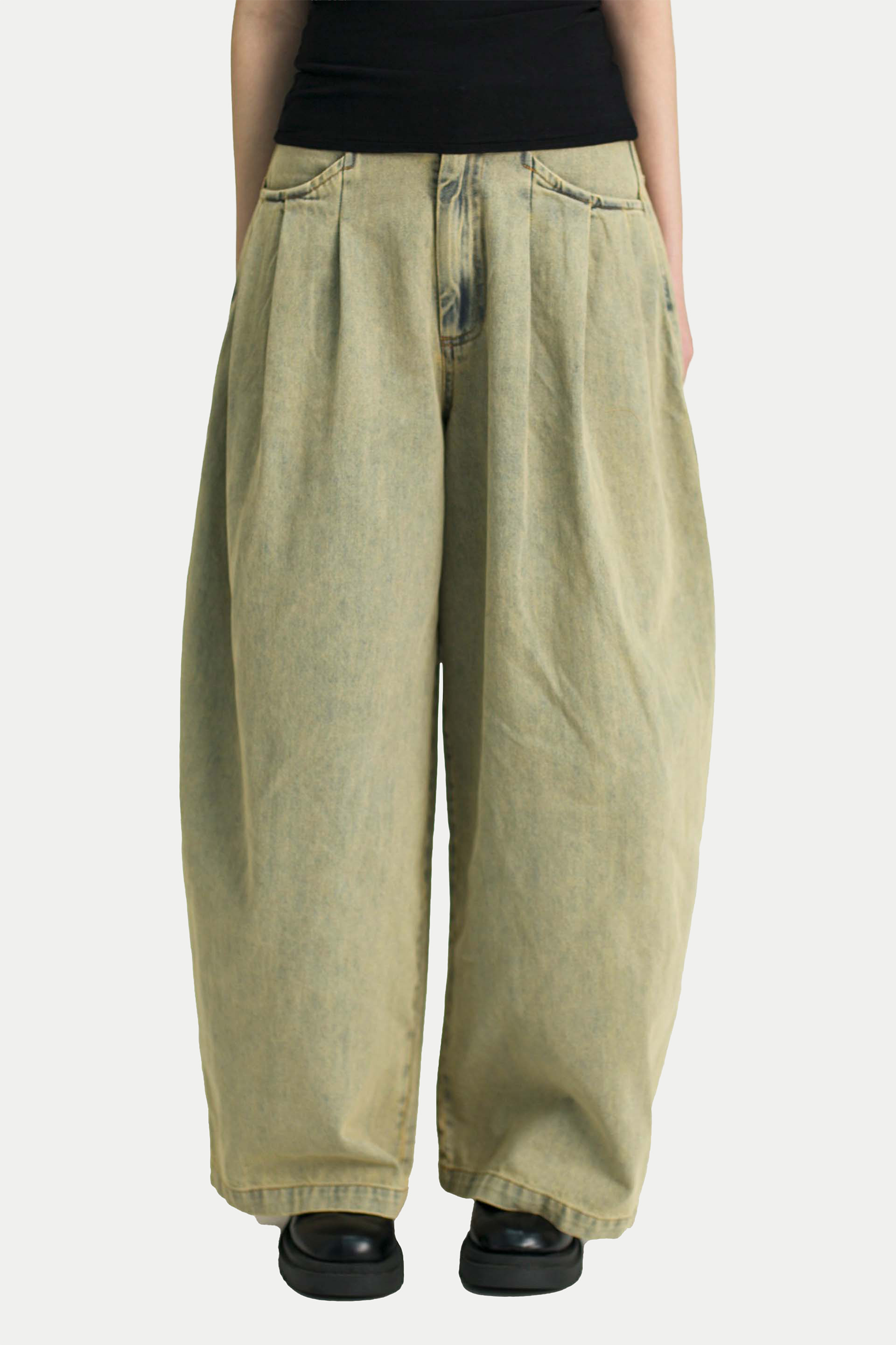 CAYSON PLEATED CURVED LEG JEANS IN STONE WASH