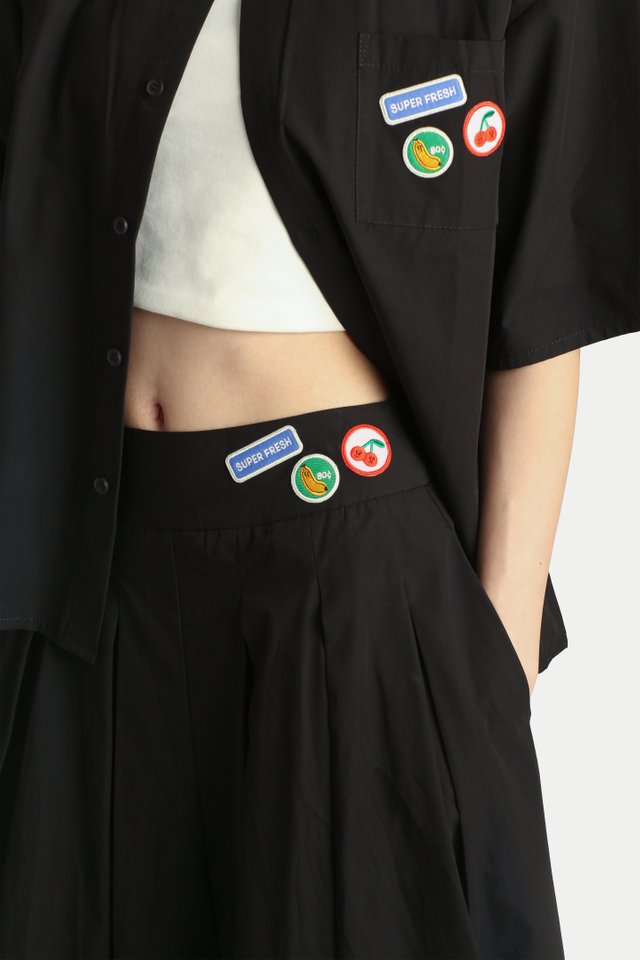 ARCADE X TESS SMITH-ROBERTS "SUPER FRESH" PLEATED SKIRT IN BLACK