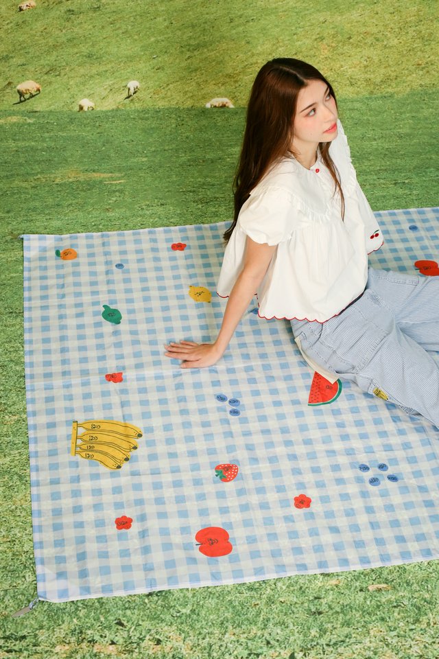 ARCADE X TESS SMITH-ROBERTS “SUNDAY MARKET” FOLDABLE PICNIC MAT