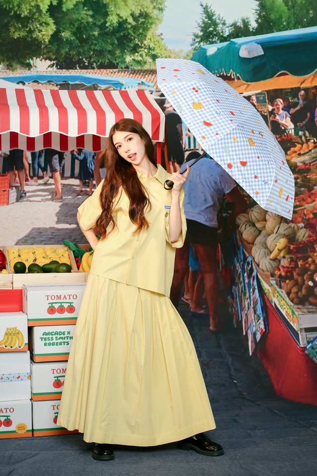 ARCADE X TESS SMITH-ROBERTS “SUNDAY MARKET" AUTOMATIC UV PROTECTION UMBRELLA