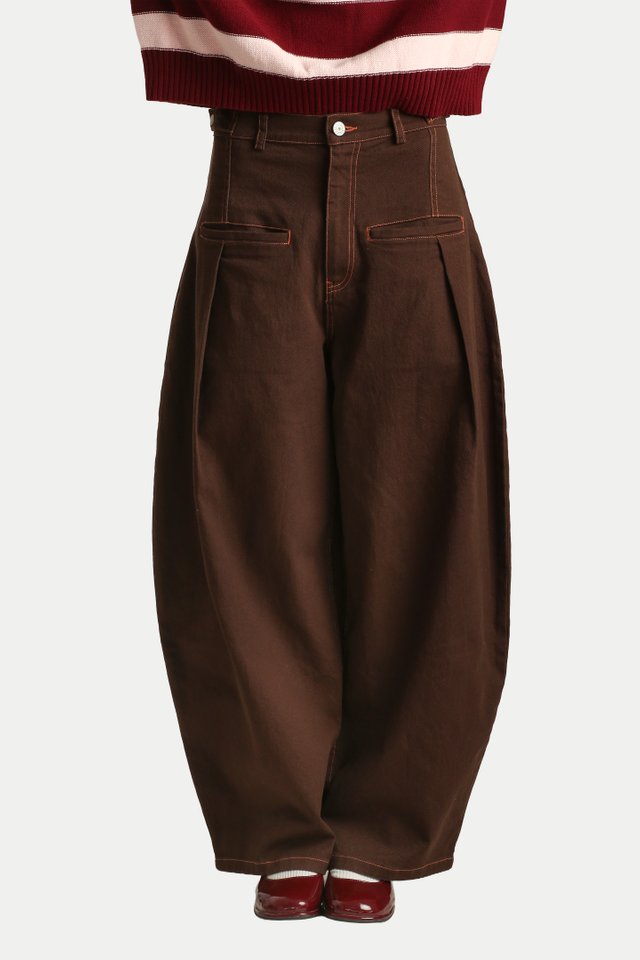 KAYLEE CONTRAST STITCH CURVED JEANS IN MOCHA