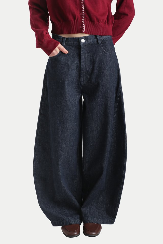 CLAIRO BARREL DENIM JEANS IN DARK WASH