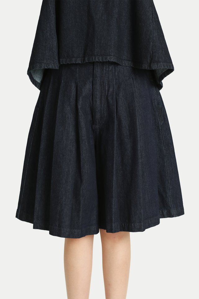 YUTO DENIM PLEATED HAKAMA BERMUDAS IN DARK WASH