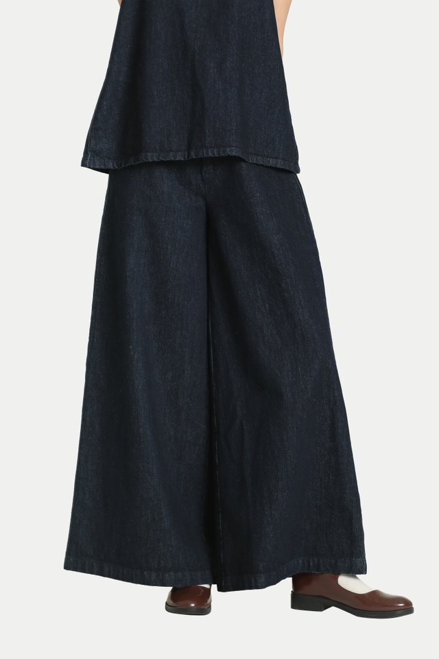 KENZIE HIGH-WAISTED FLARED JEANS IN DARK WASH