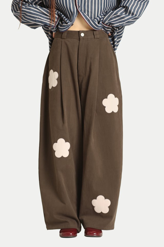 NYSSA FLOWER CURVED LEG PANTS IN TRUFFLE