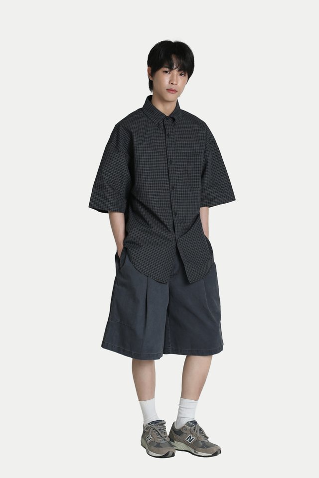 TODO WIDE-FIT PLEATED SHORTS IN CHARCOAL