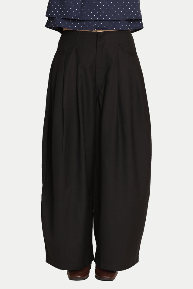 CAYSON SUIT PLEATED CURVED LEG PANTS IN BLACK