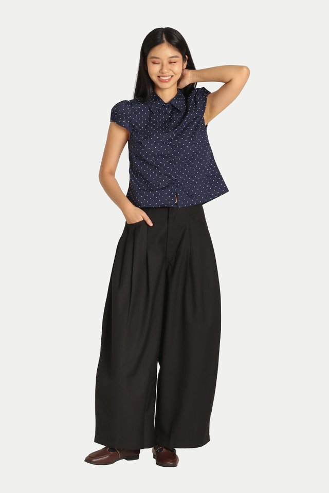 CAYSON SUIT PLEATED CURVED LEG PANTS IN BLACK
