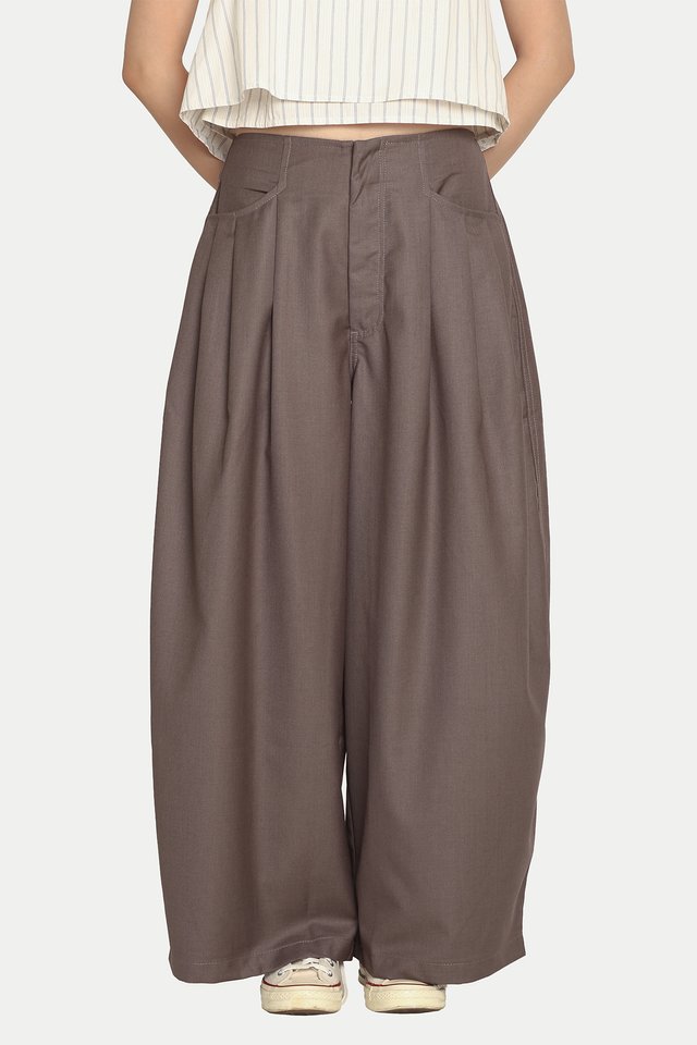 CAYSON SUIT PLEATED CURVED LEG PANTS IN HEATHER BROWN