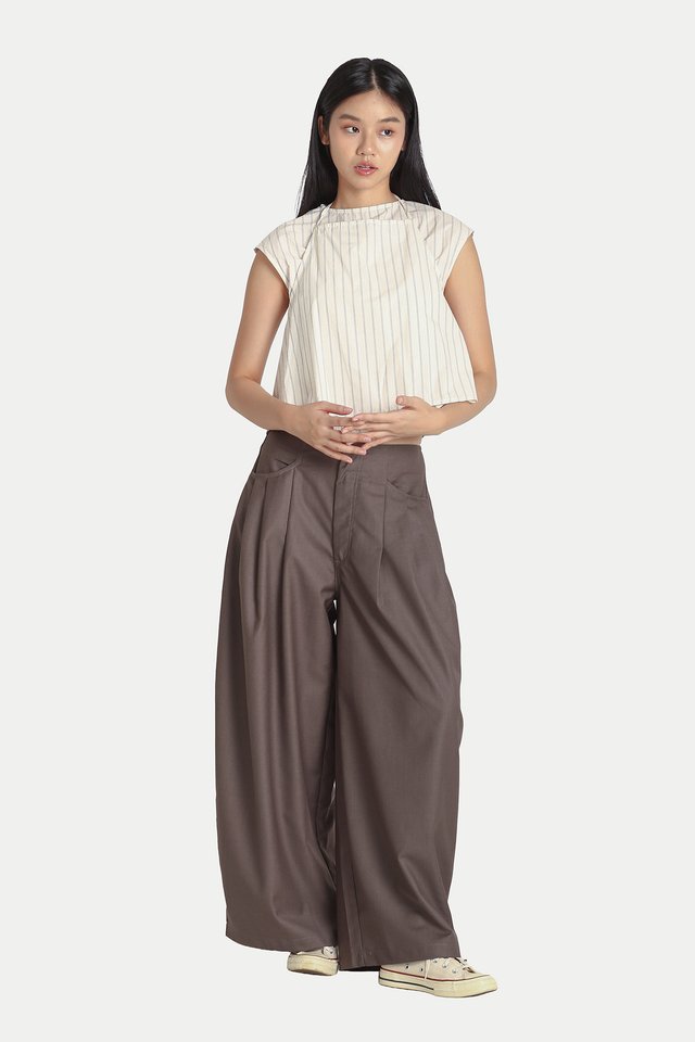 CAYSON SUIT PLEATED CURVED LEG PANTS IN HEATHER BROWN