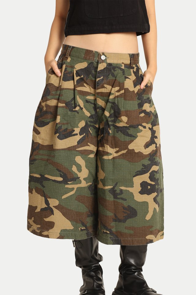 KAIEN OVERSIZED LONGLINE JORTS IN CAMO