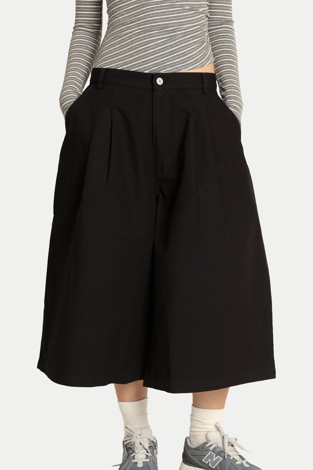 KAIEN OVERSIZED LONGLINE JORTS IN BLACK