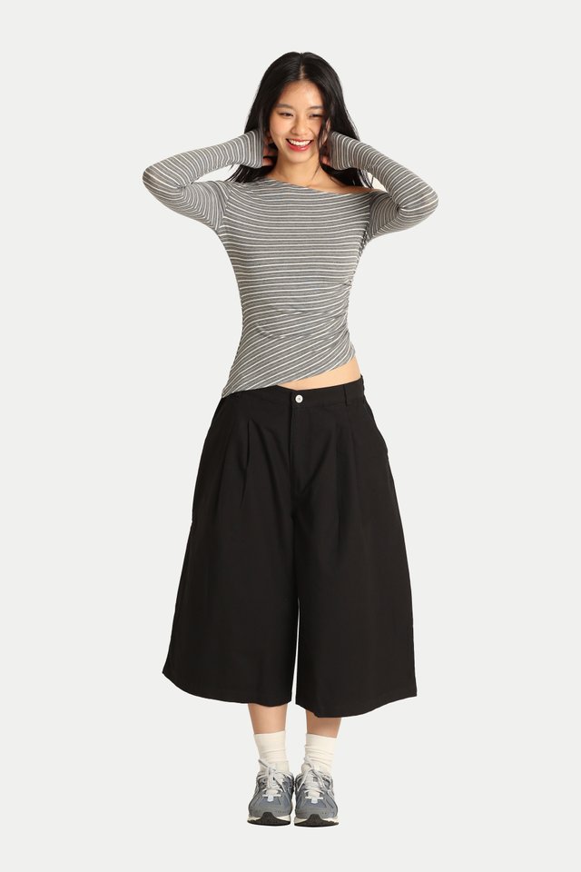 KAIEN OVERSIZED LONGLINE JORTS IN BLACK