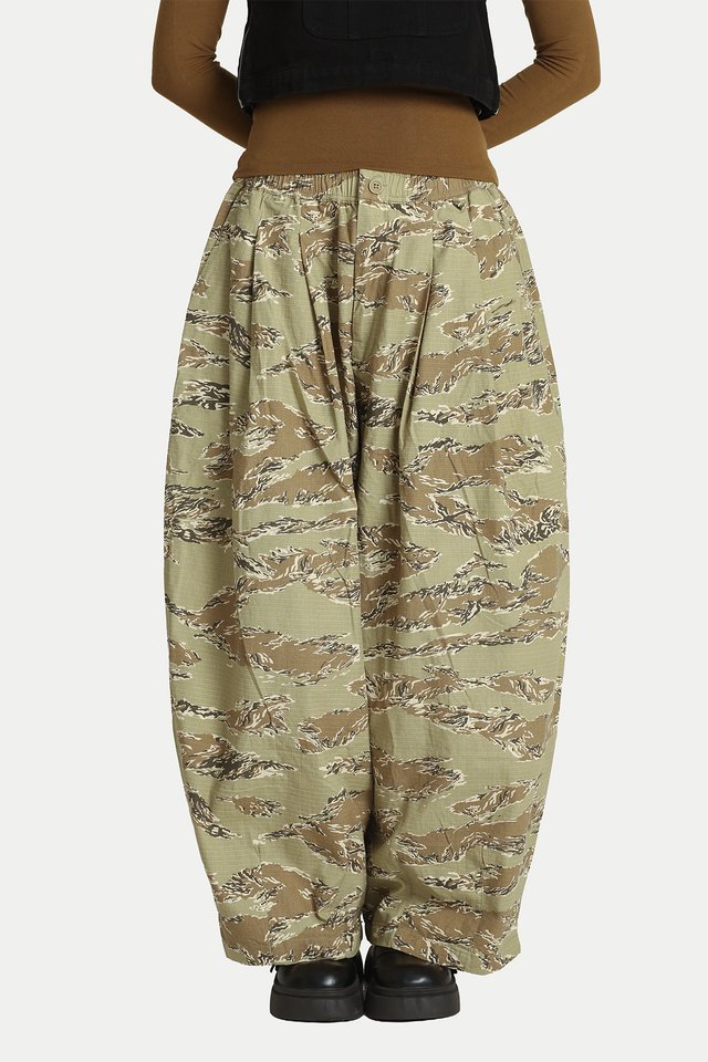 KOUTA PARACHUTE PANTS IN DESERT CAMO