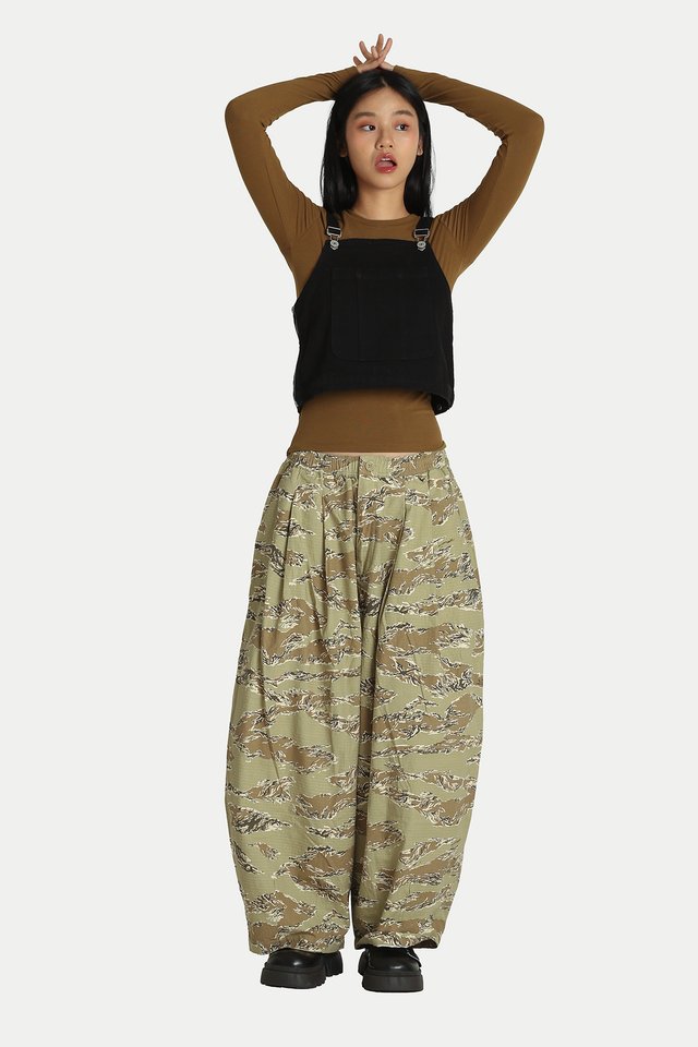 KOUTA PARACHUTE PANTS IN DESERT CAMO