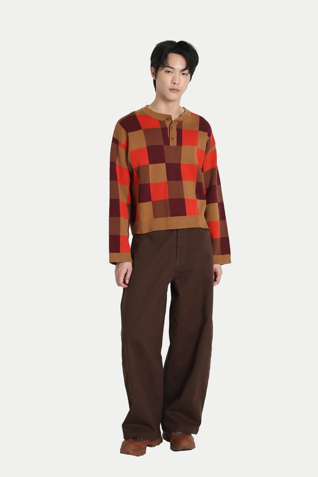 HANS CHECKED HENLEY SWEATER IN DUNE