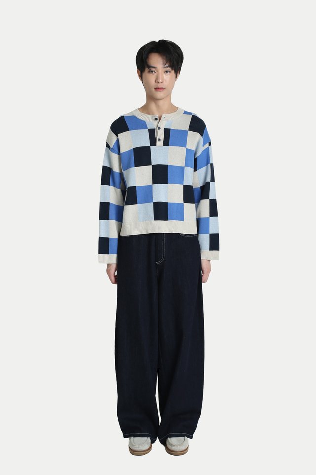 HANS CHECKED HENLEY SWEATER IN OCEAN