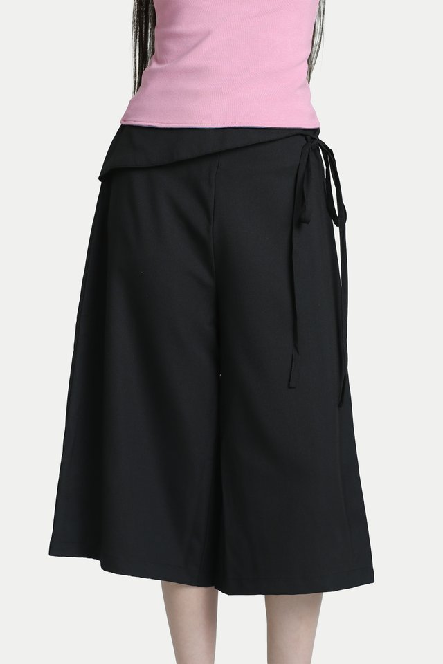 RYOJI MID-RISE SIDE TIE CAPRI IN BLACK