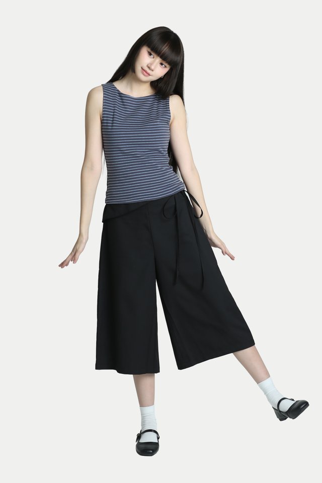 RYOJI MID-RISE SIDE TIE CAPRI IN BLACK