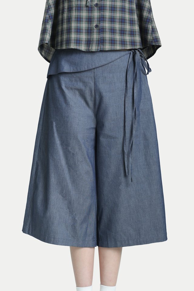 RYOJI MID-RISE SIDE TIE DENIM CAPRI IN MID WASH