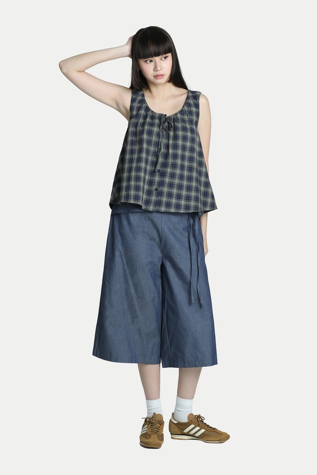 RYOJI MID-RISE SIDE TIE DENIM CAPRI IN MID WASH