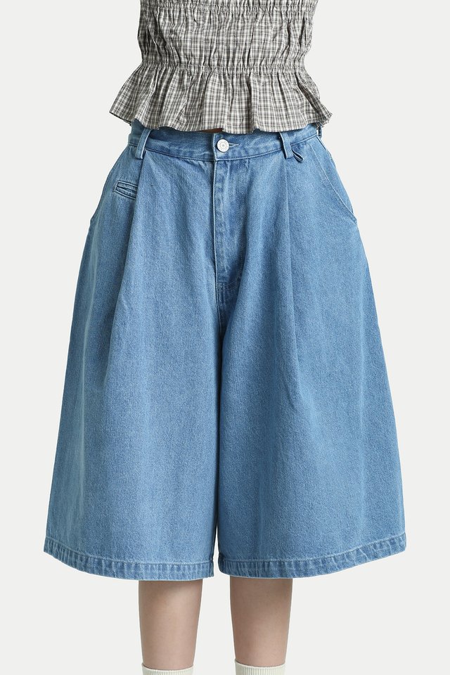 KAZUMA DENIM WIDE-LEG JORTS IN MID WASH
