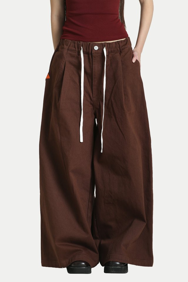 KURA WIDE-LEG TWILL DRAWSTRING JEANS IN UMBER